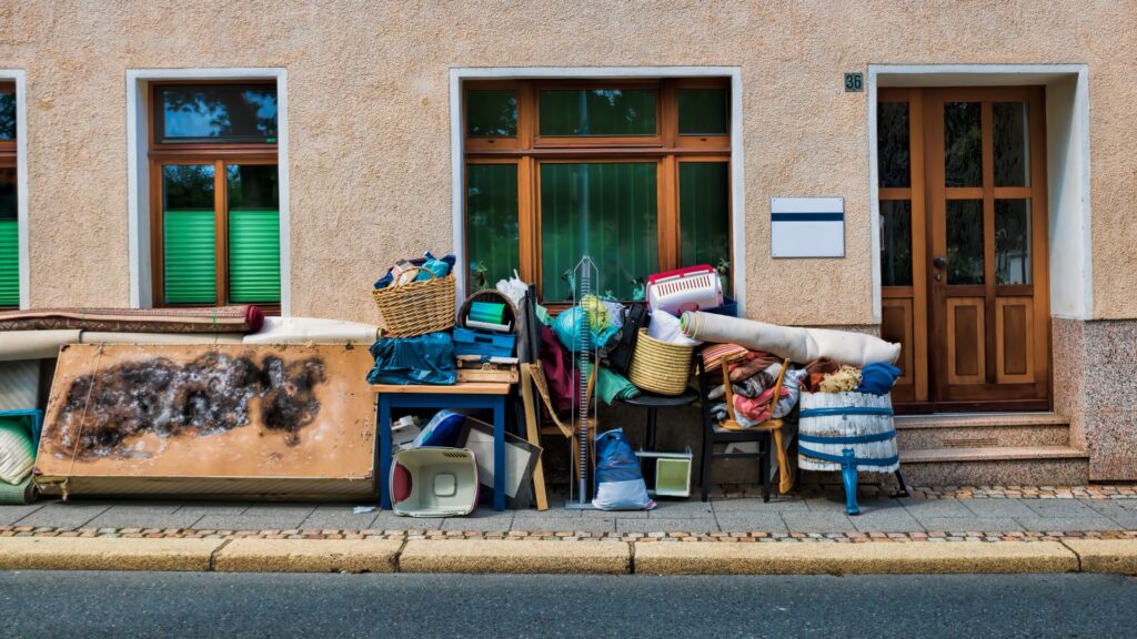 Reichenbach, Deutschland - 22.07.2021 - Hausfassade mit Haushaltsräumung und Entsorgung